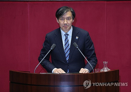 조국 조국혁신당 의원이 11일 국회 본회의에서 '윤석열 대통령 위헌적 비상계엄 선포 내란행위'와 관련해 질문하고 있다.    [연합뉴스]